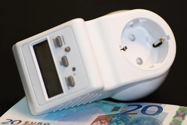 Energy monitor device on a 20 Euro banknote.
