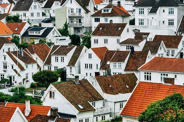 Is one powerwall enough: Many white houses with red roofs in a dense residential area.
