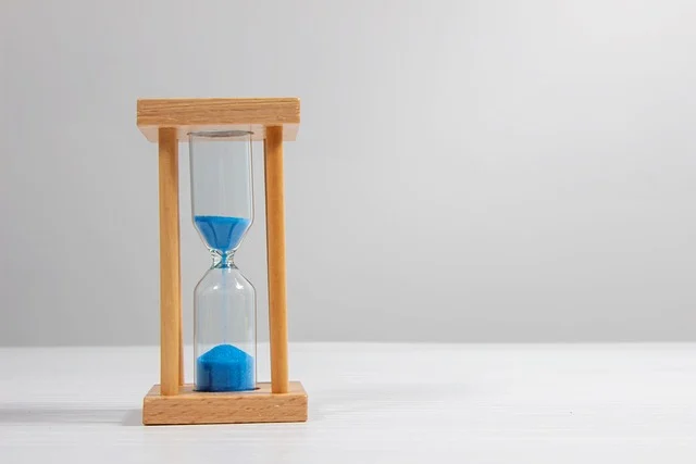 Home battery backup size: An hourglass with blue sand, symbolizing the passage of time.