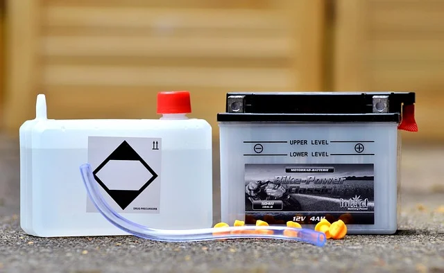 Battery size for 1000 watt inverter: A small 12V battery and electrolyte container for filling it.