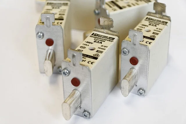 Battery cable size for inverter: Several large electrical fuses with visible ratings and markings.